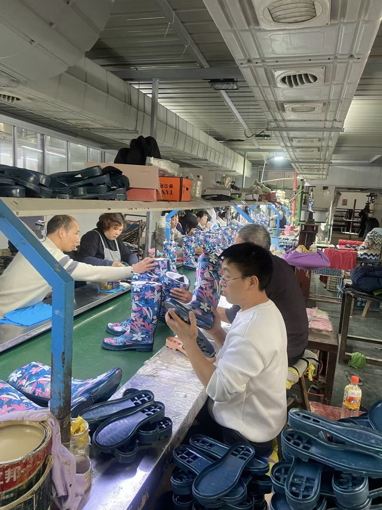 Rubber boots forming and manual assembly in factory